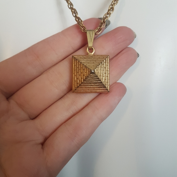💃HOST PICK💃 Vintage Gold Tone Pyramid Necklace - Picture 5 of 6